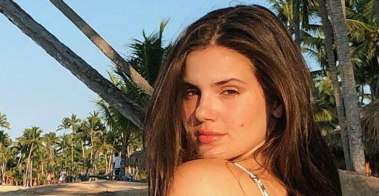 Camila Queiroz posa com belo maiô na praia e recebe elogios de fãs: ”Deusa da beleza”