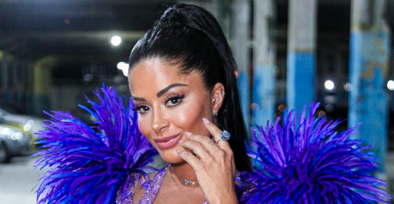 Aline Riscado compartilha vídeos de ensaio antigo e lamenta cancelamento de evento na Vila Isabel