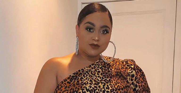 Ex-BBB Rízia Cerqueira faz clique exibindo o barrigão de 4 meses de gravidez e recebe elogios de fãs