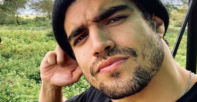 Na África, Caio Castro é surpreendido por companhia inusitada ao sair para tomar café da manhã