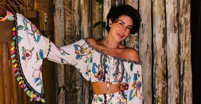 Fernanda Paes Leme posta cliques fazendo careta com camisa aberta e quase mostra demais