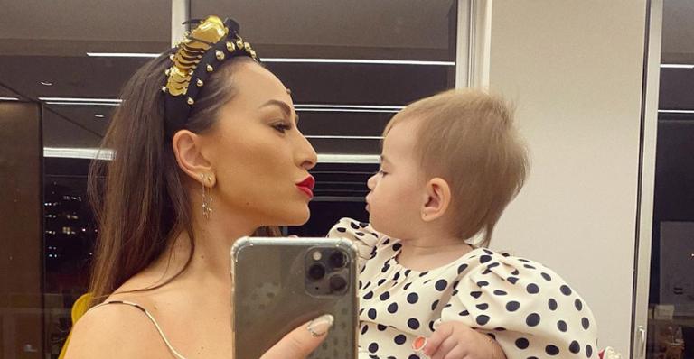 Ao lado de Zoe, Sabrina Sato surge brincando com seu cachorro e encanta web: ”Família feliz”