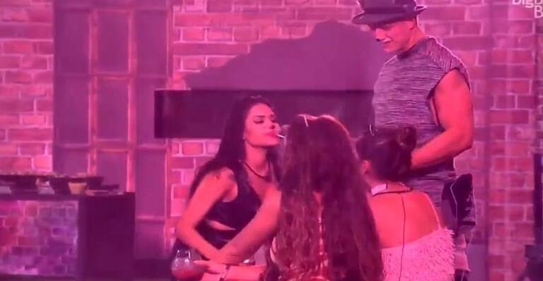 BBB 20: Flayslane cospe bebida em Gizelly e público do reality reage: ”Inconveniente e forçada!”