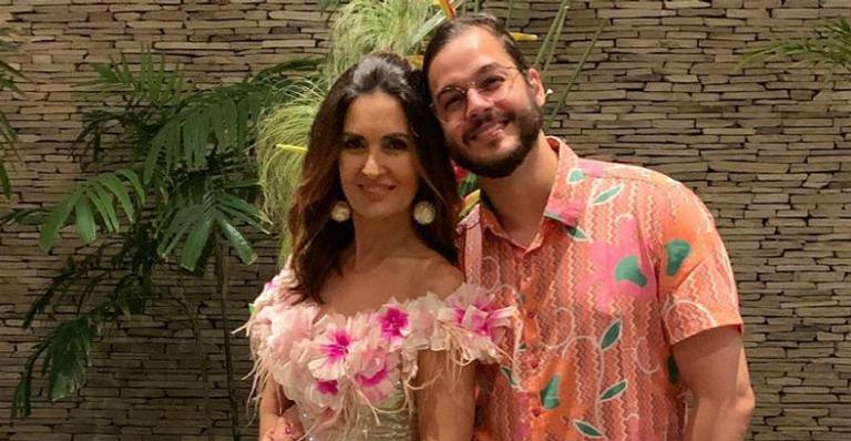 Fátima Bernardes e Túlio Gadêlha curtem juntinhos em bloquinho de Carnaval e web se encanta
