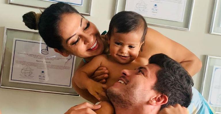 Mayra Cardi compartilha cliques divertidos com a filha e o marido e lamenta estar com saudades