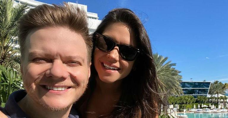 Em viagem para Orlando, Thais Fersoza e Michel Teló aparecem juntinhos curtindo dia de neve