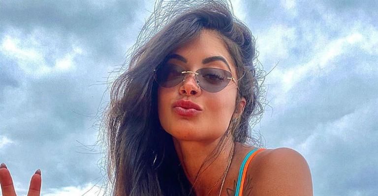 Aline Riscado arranca suspiros ao mostrar suas curvas tomando sol com maiô decotado