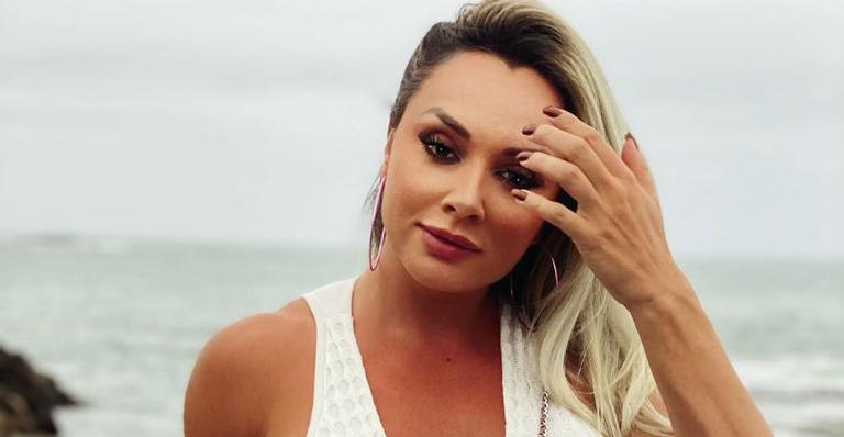 Usando body transparente, Juju Salimeni esbanja beleza durante ensaio de escola de samba