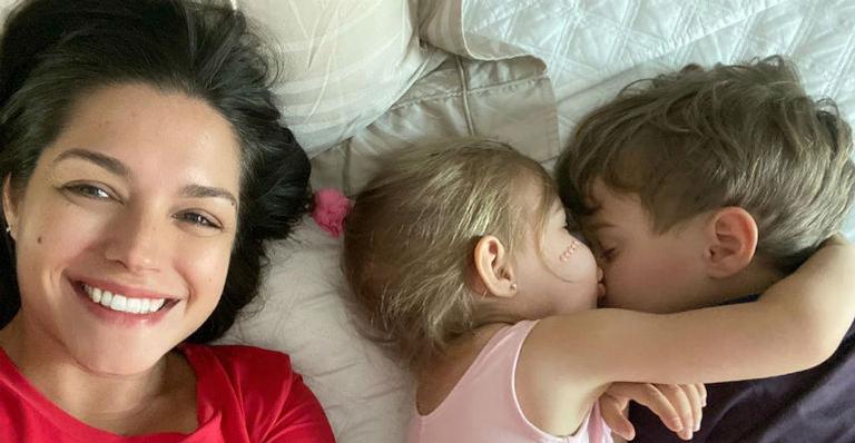 Thais Fersoza mostra Melinda e Teodoro depois de eles verem neve pela primeira vez e encanta