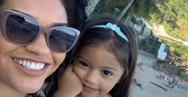 Juliana Alves comemora dia de Iemanjá ao lado da mãe e da filha na praia