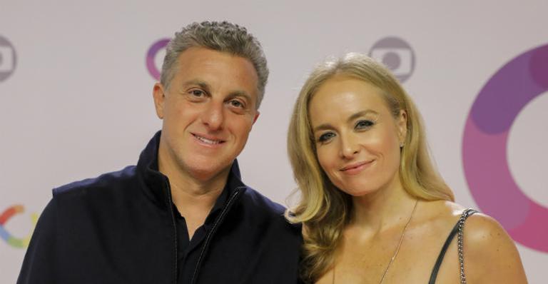 Angélica posa ao lado de Luciano Huck e Eva tenta roubar a cena