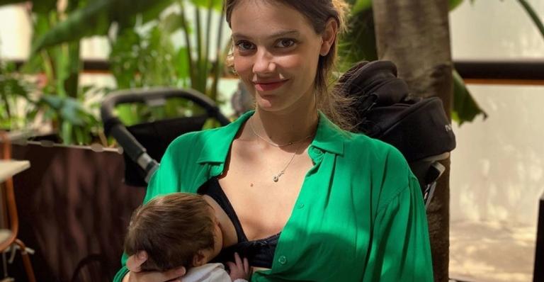 Fofura! Avó de Laura Neiva paparica muito a bisneta, Maria, em encontro de gerações: ”Linda”