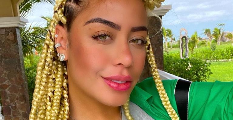 Rafaella Santos aparece de corpo inteiro em foto e barriguinha de gravidez volta a roubar a cena