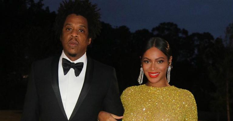 Beyoncé e Jay-Z são criticados ao ficarem sentados durante o hino nacional no Super Bowl