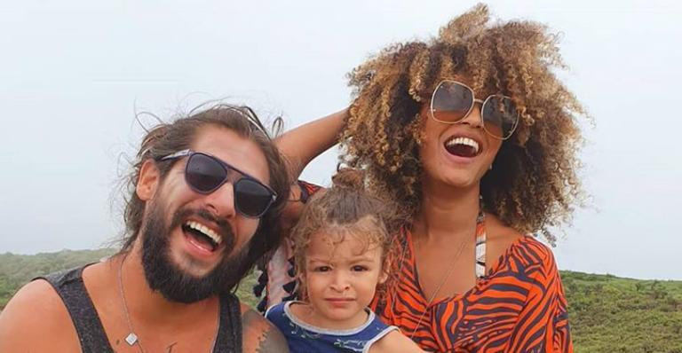 Após o fim de Bom Sucesso, Sheron Menezzes posa ao lado da família durante viagem ao Equador