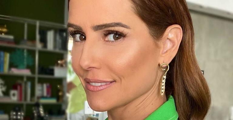 Deborah Secco quase mostra demais em look ousado para festa pré-Carnaval