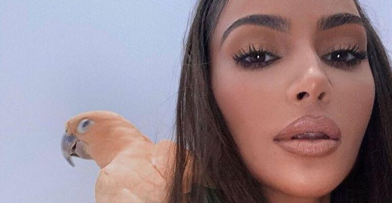 Kim Kardashian abre mansão minimalista em que vive com a família: ”Isso é um absurdo de grande”