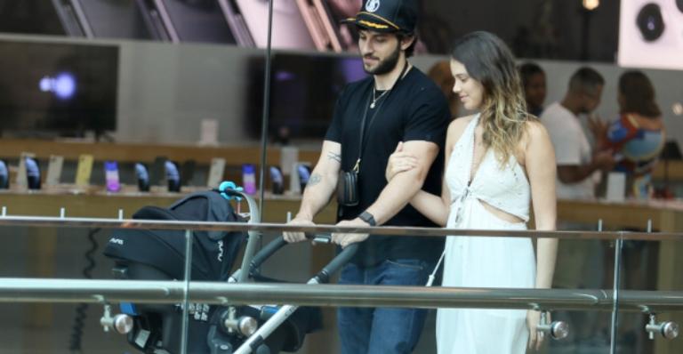 Fofura! Laura Neiva e Chay Suede passeiam com a filha recém-nascida, Maria, no shopping