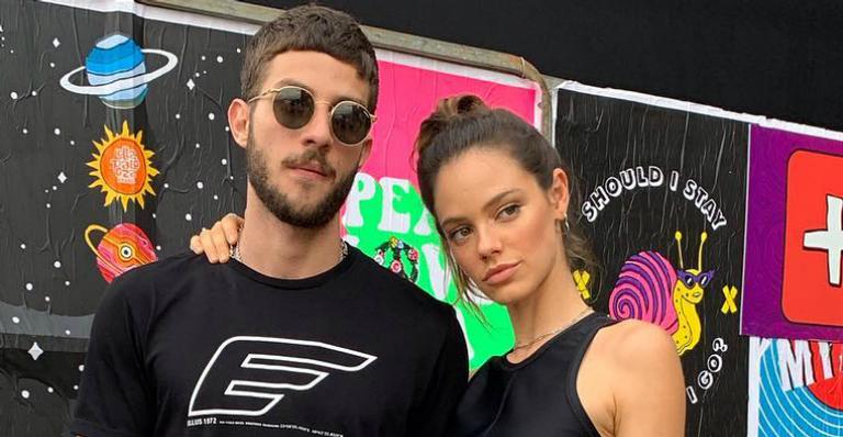 Laura Neiva encanta ao compartilhar vídeo ao lado de Chay enquanto fazem atividades domésticas