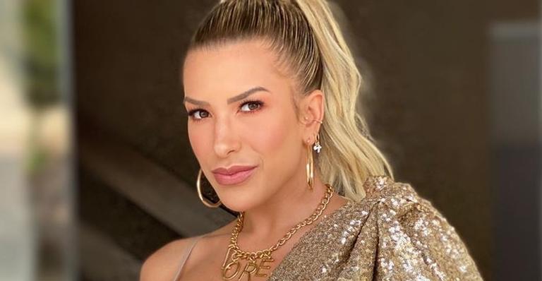 Lorena Improta se descuida ao posar em closet e deixa brinquedo sexual escapar ao fundo
