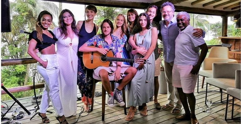 Música e animação marcam abertura da Ilha de CARAS 2020