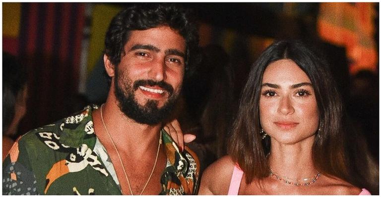 Thaila Ayala posa dançando coladinha com Renato Góes e brinca: ”Amor cafona”