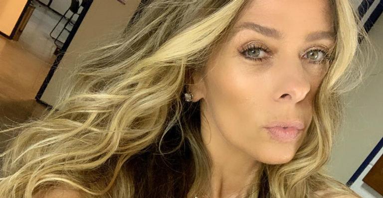Adriane Galisteu exibe look colorido para programa da Globo e fãs elogiam