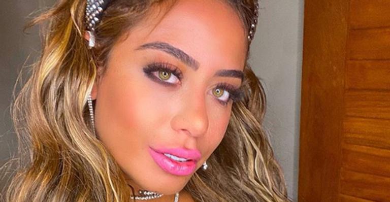Após rumores de gravidez, Rafaella Santos esconde barriguinha com bolsa grifada