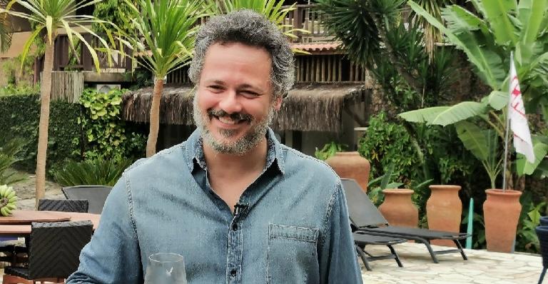 Danton Mello faz piada na Ilha de CARAS