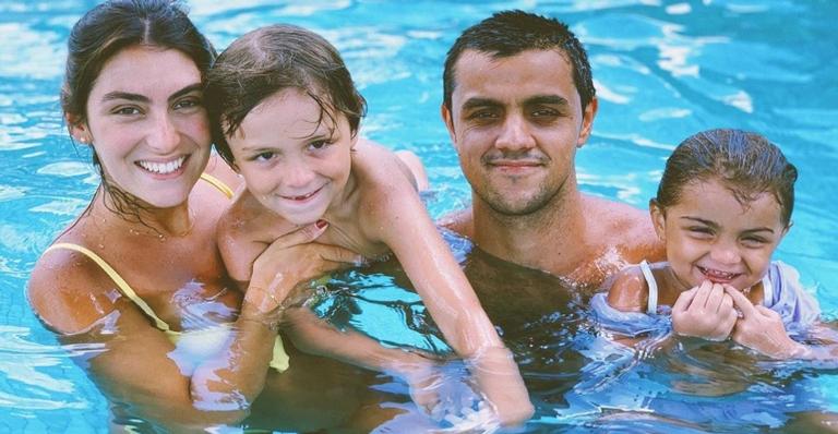 Felipe Simas e Mariana Uhlmann fazem caras e bocas com os filhos: ”Viramos um, para virarmos 5!”