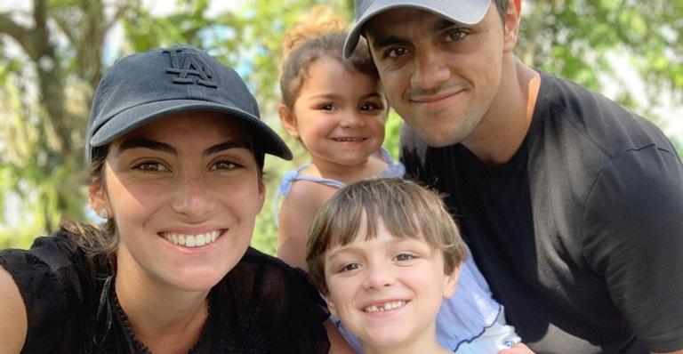 Grávida, mulher de Felipe Simas ganha chamego fofo dos dois filhos em foto lindíssima