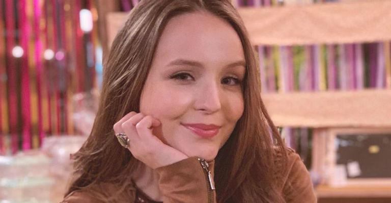 Em Miami, Larissa Manoela usa máscara de prevenção contra coronavírus