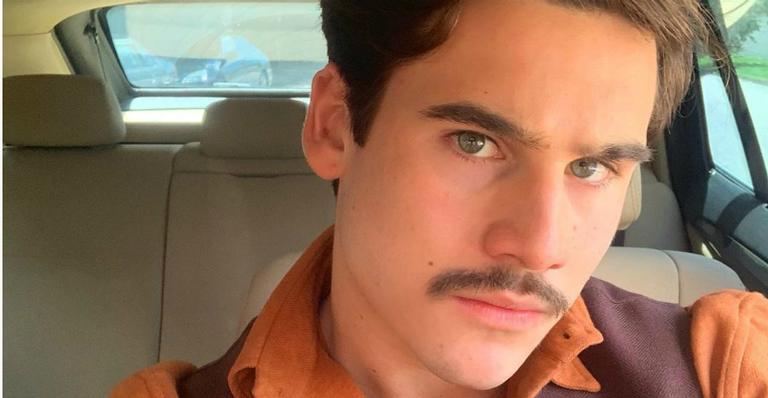 Nicolas Prattes compartilha bastidores de cena emocionante de ‘Éramos Seis’