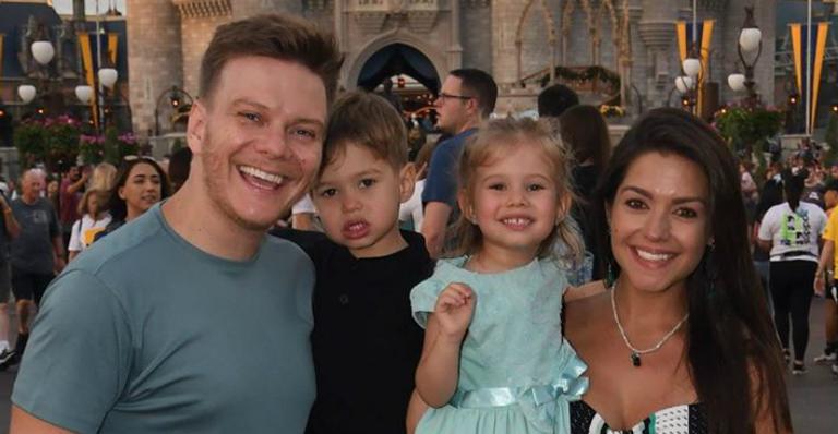 De férias, Thais Fersoza compartilha clique lindo ao lado da família na neve: ”Que alegria”