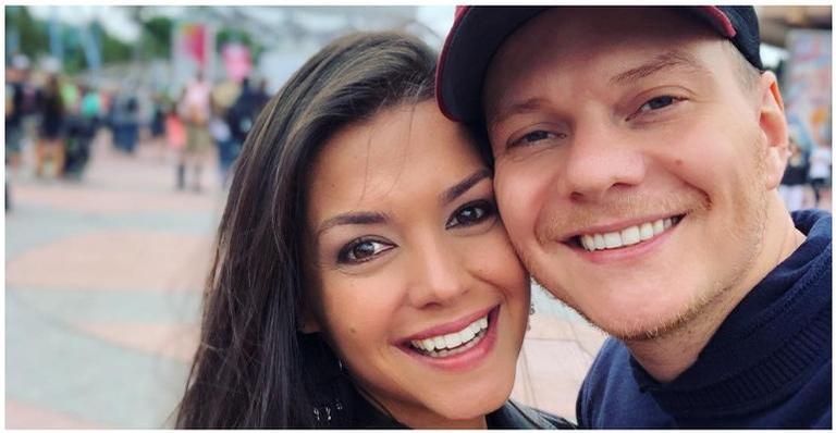 Thais Fersoza e Michel Teló posam com Fernanda Pontes e Diogo Boni nos EUA