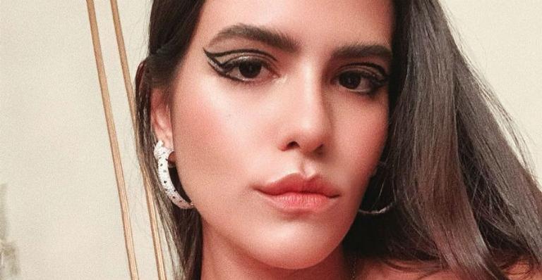 Antonia Morais posta clique dando sorrisinho malicioso e brinca: ”Como eu olho para a sexta”