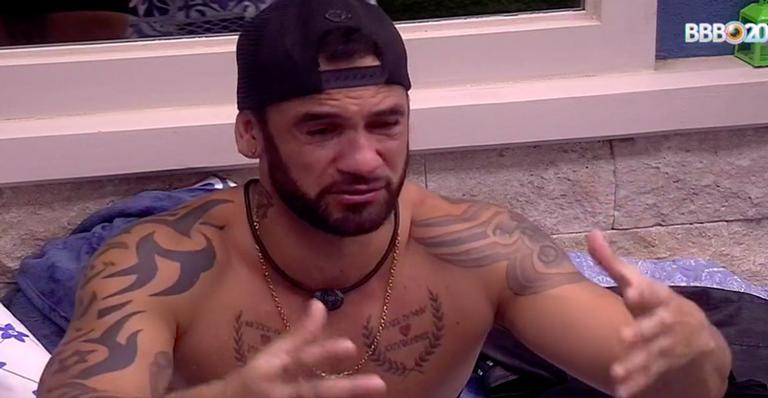 BBB 20: Hadson chora após voltar do ‘Paredão’ e surpreende ao pedir desculpas à Mari