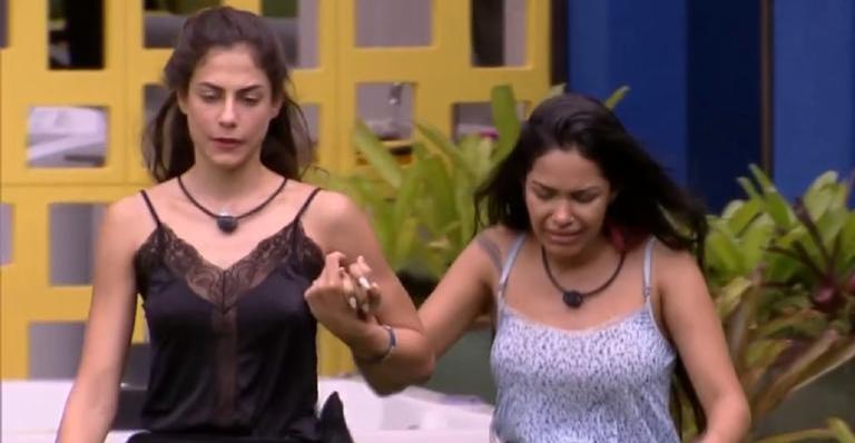 BBB20: Após madrugada polêmica, Flayslane chora e é consolada por Mari: ”Vai ficar tudo bem”