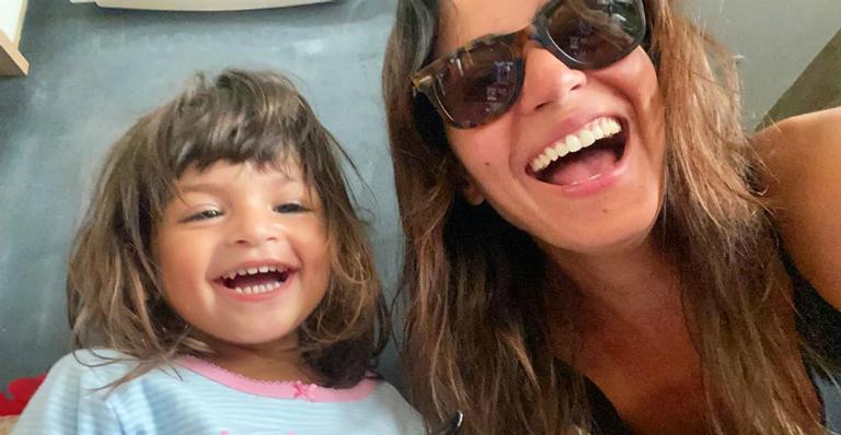 Carol Castro compartilha registro fofo com a filha e encanta web: ”Lindas”