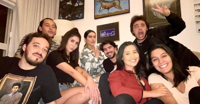 Cleo reúne amigos em sua casa para assistir ao paredão do Big Brother Brasil