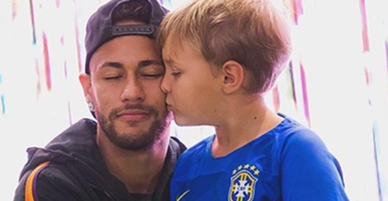 Davi Lucca posa coladinho com Neymar Jr e parabeniza o pai com homenagem fofa