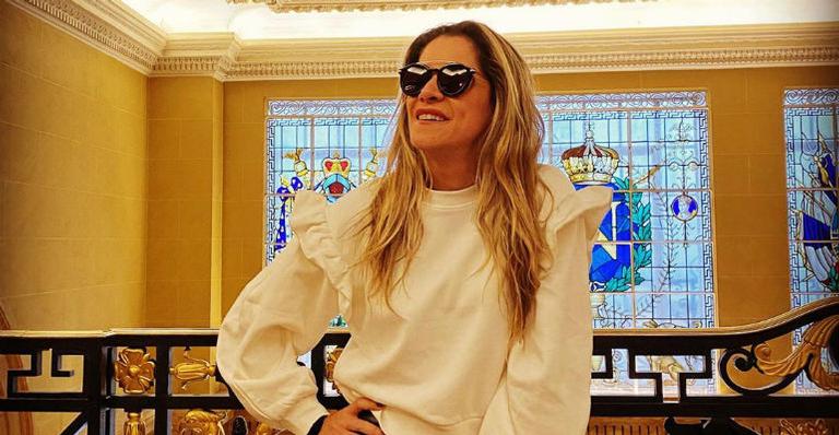 Em Londres, Ingrid Guimarães posa na frente de castelo e brinca: ”Esperando a Rainha me liberar”
