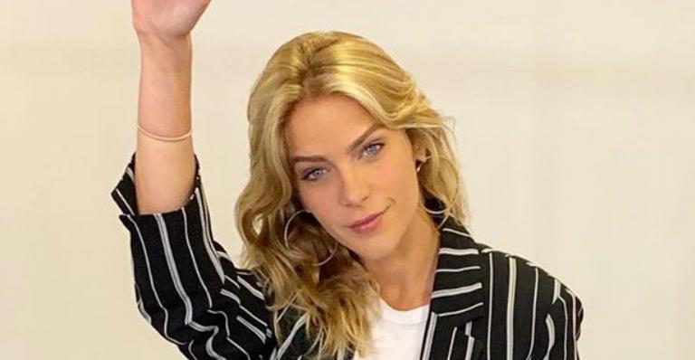 Isabella Santoni arranca suspiros ao aparecer com sua prancha de surfe e brinca: ”Alma salgada”