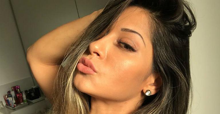 Mayra Cardi eleva a temperatura ao mostrar barriga chapada em clique de biquíni