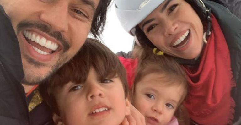 Patricia Abravanel compartilha clique ao lado de Fábio Faria e dos dois filhos curtindo dia de neve