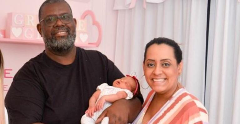 Péricles emociona ao exibir primeira foto ao lado da filha recém-nascida: ”Minha vida mudou!”
