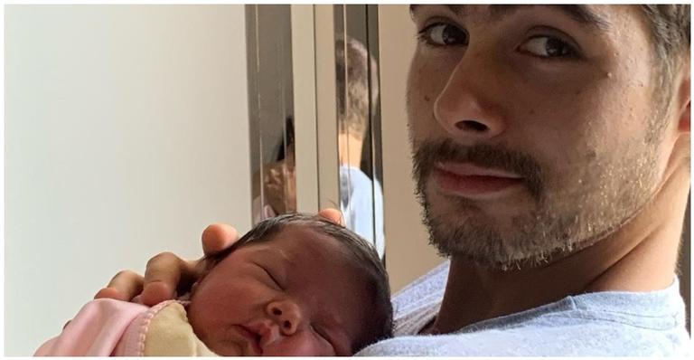Rafa Vitti deseja bom dia aos fãs ao lado de Clara Maria e brinca: ”Olheiras e sorrisos”