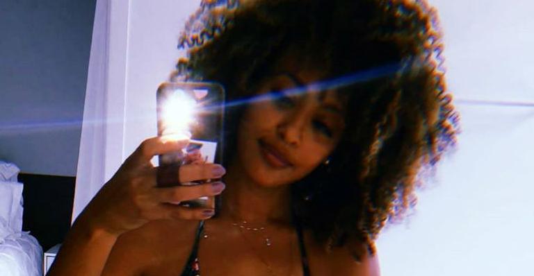 Sheron Menezzes compartilha clique na praia ao lado de visita inusitada e não perde a piada