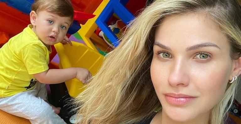 Fofura! Andressa Suita se derrete ao mostrar o caçula, Samuel, interagindo com o cachorro da família