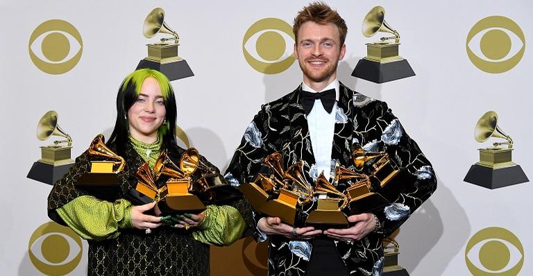 Billie Eilish e o irmão, Finneas O'Connell, carregam seus prêmios